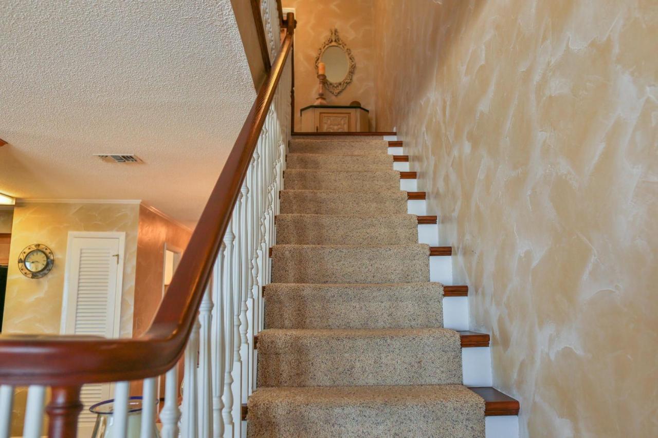 A View To Sea! West End! Sleeps 12! Hot Tub! *